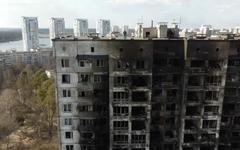 VIDÉO - Ukraine : les images saisissantes de notre reporter sur le toit d'un immeuble ravagé