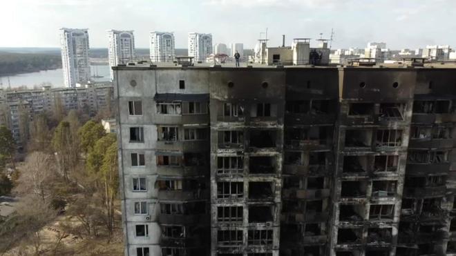 VIDÉO - Ukraine : les images saisissantes de notre reporter sur le toit d'un immeuble ravagé