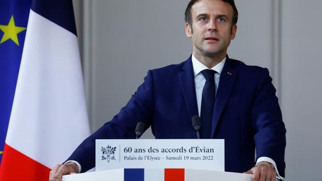 60 ans après les Accords d'Evian, Emmanuel Macron veut "apaiser" les mémoires avec l'Algérie