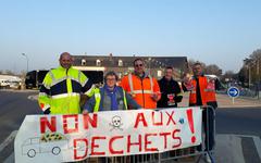 Contre le projet de stockage de gravats de Paris, les habitants de Bardouville distribuent des tracts