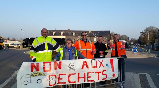 Contre le projet de stockage de gravats de Paris, les habitants de Bardouville distribuent des tracts