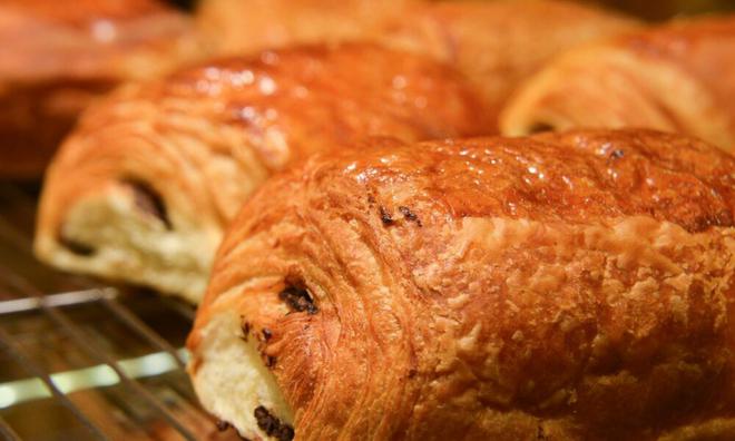 Le nouvel employé tente de s’intégrer en achetant des viennoiseries pour tout le monde