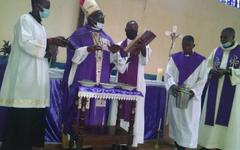 RDC: Un nouveau prêtre catholique renvoyé de l’état clérical en RDC