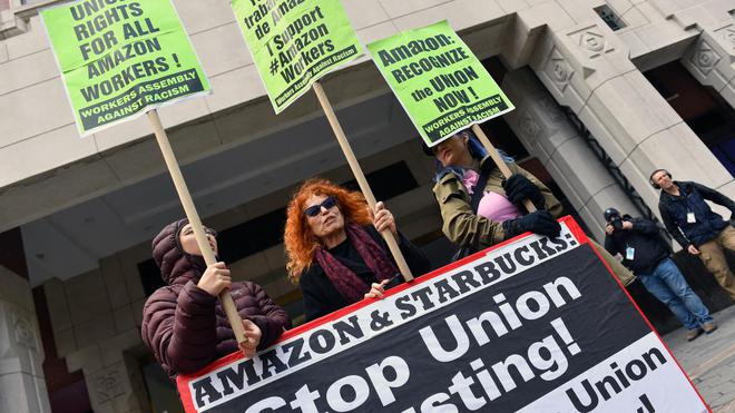 Amazon crée son premier syndicat aux États-Unis, Joe Biden s'en réjouit