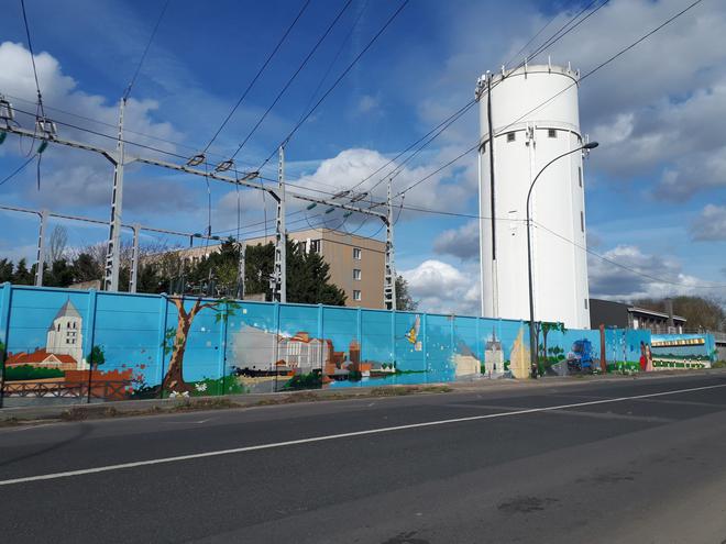 Corbeil-Essonnes : Une fresque aux couleurs de la ville pour habiller la clôture du poste source d’Enedis