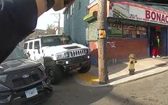 Des policiers ont du mal à arrêter la propriétaire d’un Hummer qui veut prendre la fuite (États-Unis)