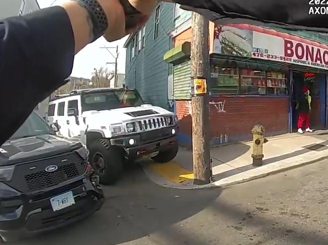 Des policiers ont du mal à arrêter la propriétaire d’un Hummer qui veut prendre la fuite (États-Unis)