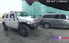 La police a du mal à arrêter une femme qui conduit un Hummer