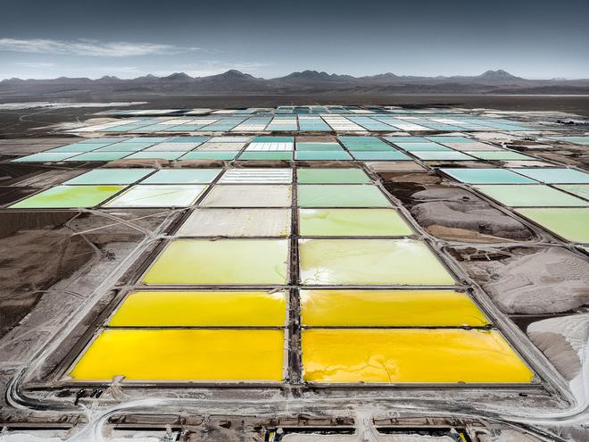 La beauté destructrice des champs colorés de l’industrie du lithium