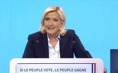 En meeting ce soir dans le Pas-de-Calais, Marine Le Pen flingue le comportement d'Emmanuel Macron lors du débat : "Un Président ne devrait pas se tenir comme cela, nonchalant, arrogant, condescendant..." - Regardez