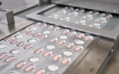 Covid-19 : l'OMS "recommande fortement" l'antiviral de Pfizer pour les patients à risques