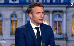 «L’âge légal de départ à la retraite sera de 64 ans en 2028 et de 65 ans en 2031», indique Emmanuel Macron