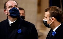 Macron gagne trois points de popularité, Castex stable