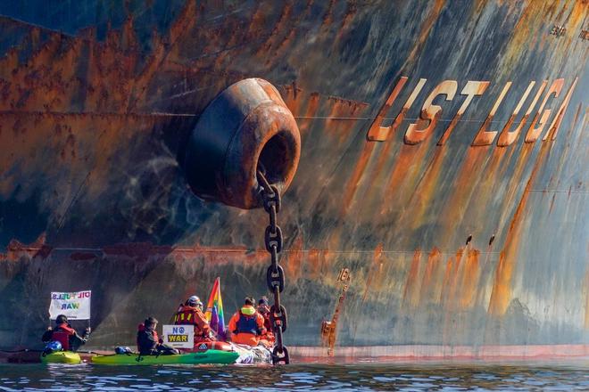 Norvège : des militants de Greenpeace bloquent un pétrolier russe en s'enchaînant à lui