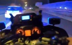 Noisy-le-Sec : Regardez les images choc, filmées par un motard de la police, d'une course poursuite avec une voiture qui termine sa course en fonçant dans un bus faisant un blessé grave et un blessé léger - Vidéo