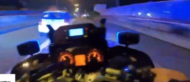 Noisy-le-Sec : Regardez les images choc, filmées par un motard de la police, d'une course poursuite avec une voiture qui termine sa course en fonçant dans un bus faisant un blessé grave et un blessé léger - Vidéo