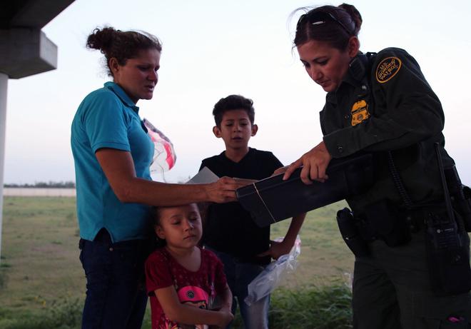 États-Unis : des centaines d'enfants migrants retrouvent leurs parents