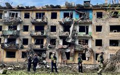L'Ukraine dit que la Russie pilonne le Donbass, sans pouvoir s'emparer de ses objectifs