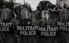 Canular Corona, Émeutes Raciales : Vers un Verrouillage Militaire ?
