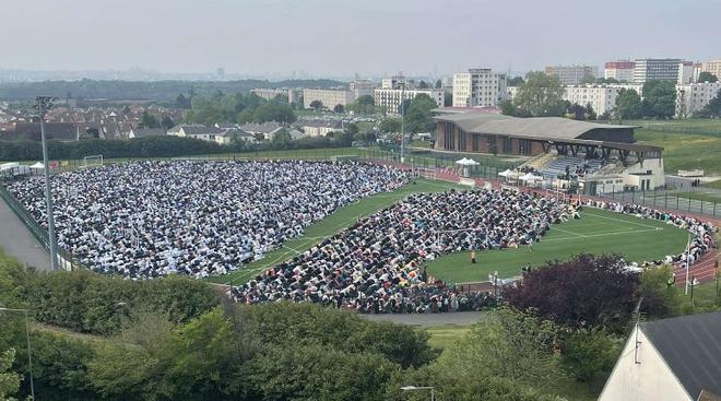 « Allah Akbar » : dans les villes d’Île-de-France la fin du Ramadan remplit des stades