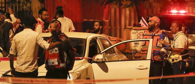 La police israélienne a lancé une chasse à l'homme pour tenter de retrouver deux Palestiniens soupçonnés d'avoir perpétré une attaque près de Tel-Aviv faisant 3 morts