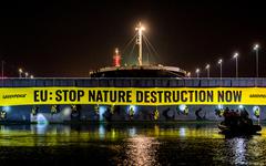 Greenpeace et des chefs autochtones bloquent un méga-cargo de soja à Amsterdam