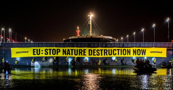 Greenpeace et des chefs autochtones bloquent un méga-cargo de soja à Amsterdam