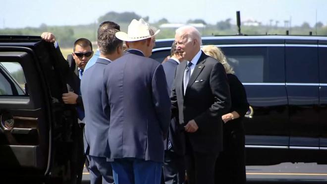 États-Unis: à Uvalde, Joe Biden réconforte les familles des victimes et montre sa volonté d'agir