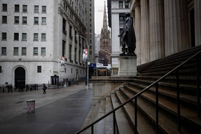 Wall Street termine en hausse, le Dow Jones franchit les 30.000 points