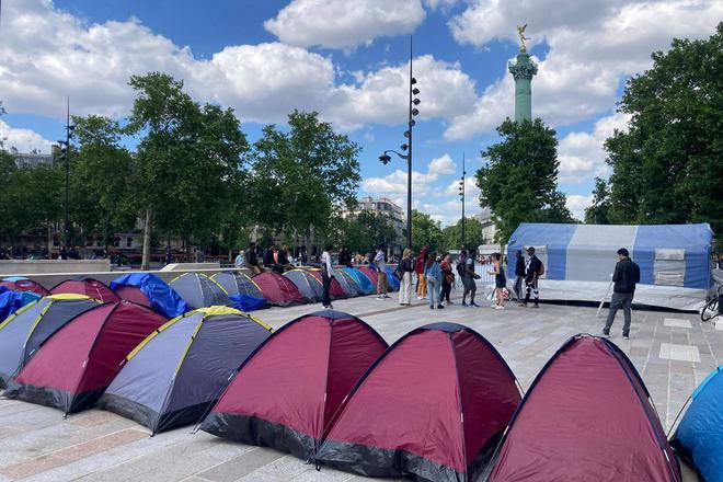 Paris : Un campement place de la Bastille