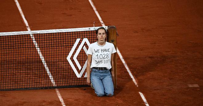 40h de garde-à-vue pour la militante ayant interrompu Roland-Garros pendant 10 minutes