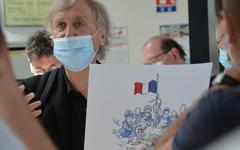 Hôpital Minjoz :  Plantu expose et signe pour rendre hommage aux soignants