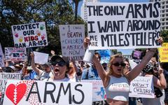 États-Unis : des milliers de manifestants dans les rues pour «arrêter le massacre» des armes à   feu
