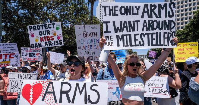 États-Unis : des milliers de manifestants dans les rues pour «arrêter le massacre» des armes à   feu