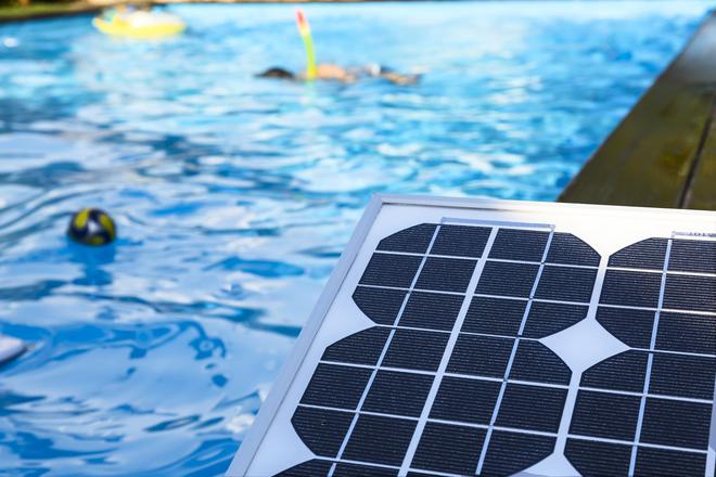 Comment chauffer l’eau de votre piscine avec des panneaux solaires ?