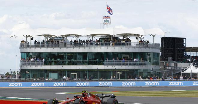F1: Carlos Sainz domine la deuxième séance d'essais libres en Grande-Bretagne