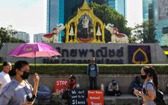 Thaïlande: les manifestants pro-démocratie ciblent la fortune royale malgré les menaces de lèse-majesté