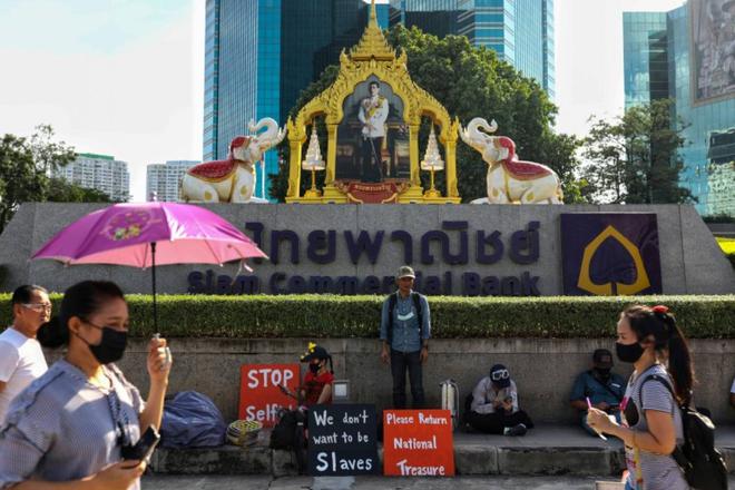 Thaïlande: les manifestants pro-démocratie ciblent la fortune royale malgré les menaces de lèse-majesté