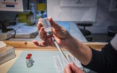 Vaccins anti-Covid Pfizer et Moderna : deux rapports de l'ANSM pointent des problèmes potentiels de surdité