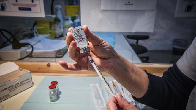 Vaccins anti-Covid Pfizer et Moderna : deux rapports de l'ANSM pointent des problèmes potentiels de surdité