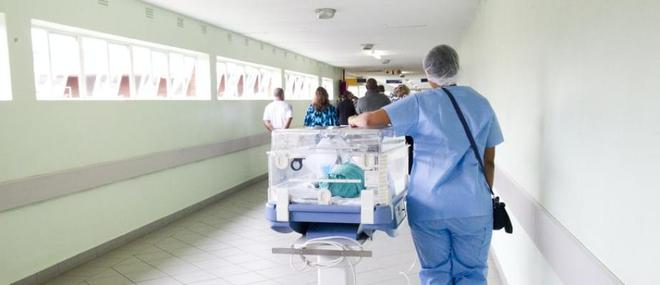 La circulation du Covid-19 s'intensifie ainsi que les hospitalisations, notamment pour les plus âgés qui sont encore nombreux à ne pas avoir leur deuxième rappel, selon Santé publique France