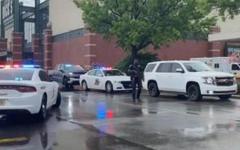 Nouvelle fusillade cette nuit aux USA : Un homme armé a tué trois personnes en ouvrant le feu dans l'aire de restauration - Regardez d'un centre commercial d'Indianapolis avant d'être abattu par un passant arm