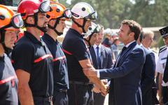 Incendies en Gironde : hommage aux pompiers, reconstruction... Ce qu'a dit Emmanuel Macron sur place