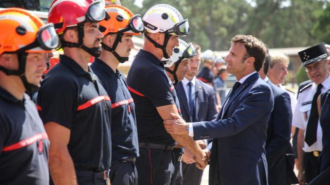 Incendies en Gironde : hommage aux pompiers, reconstruction... Ce qu'a dit Emmanuel Macron sur place