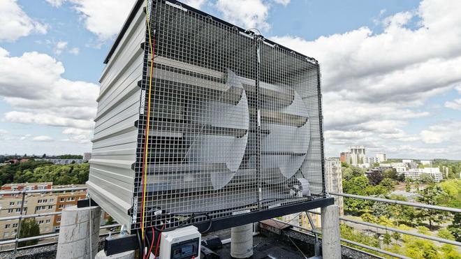 A Rouen, des économies d’énergie grâce à des éoliennes de toit combinées à des panneaux solaires