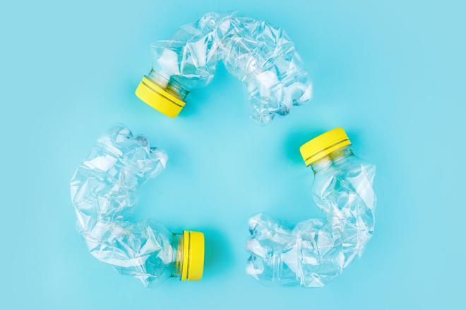 Doit-on écraser, compacter ou laisser intactes nos bouteilles en plastique dans nos poubelles de tri ?