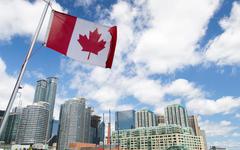 Covid-19 : le Canada rétablit les tests aléatoires à l'arrivée