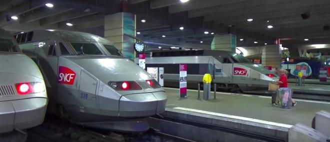 EN DIRECT - Coronavirus: Les ventes de la SNCF ont bondi de 400% après les annonces d'Emmanuel Macron - Jean Castex présentera le détail des nouvelles mesures demain à 11h