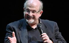 Salman Rushdie, auteur des "Versets sataniques", victime d'une attaque au couteau près de New York
