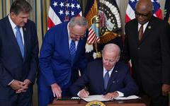 États-Unis : Joe Biden promulgue une réforme majeure sur le climat et la santé
